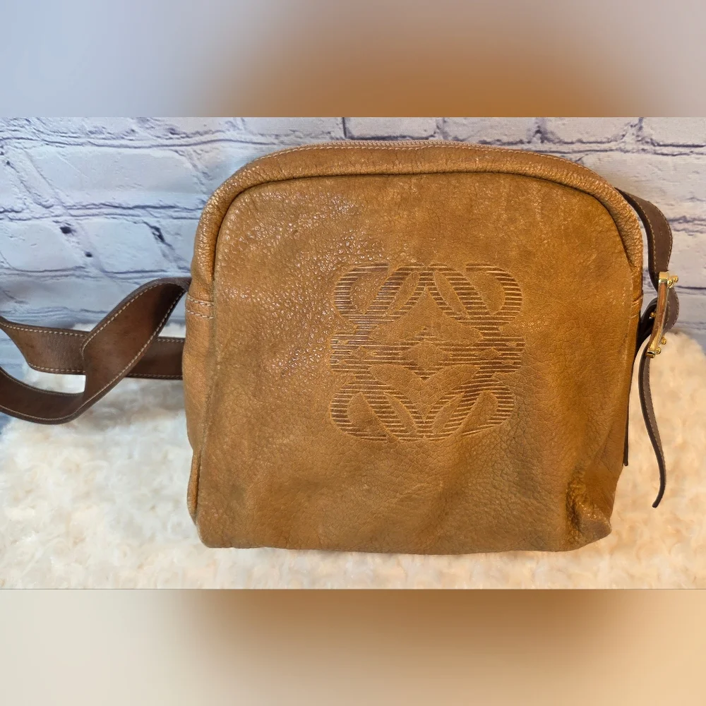 Authentic Loewe *Vintage* Tan Crossbody Bag with Suede Finish - Picture 3 of 12